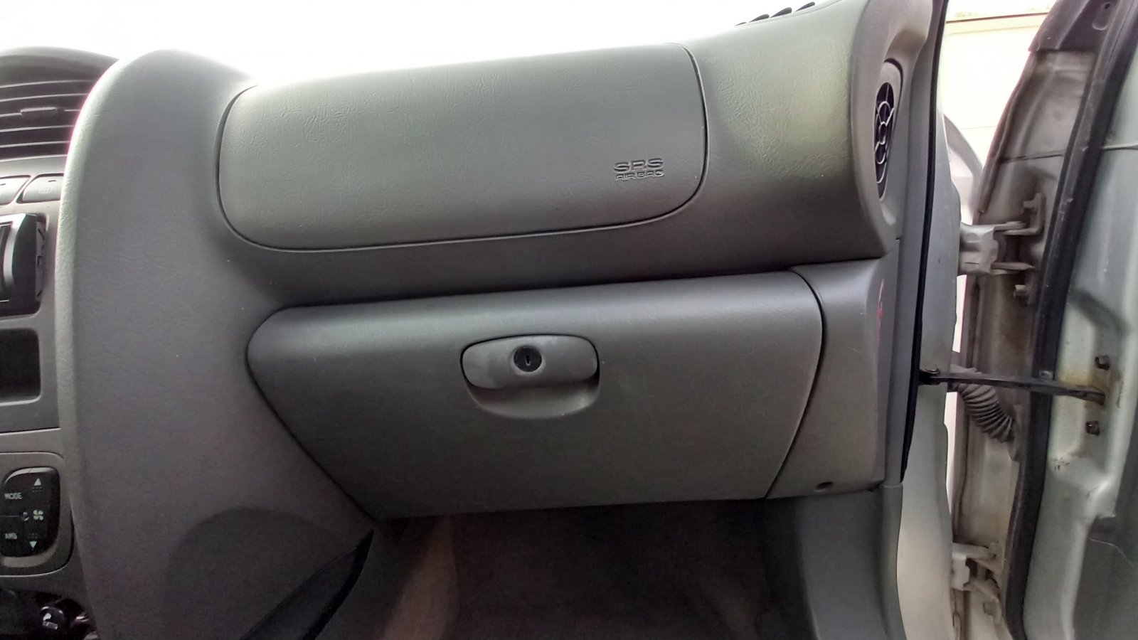Ντουλαπάκι Hyundai Santa Fe ’04 Προσφορά