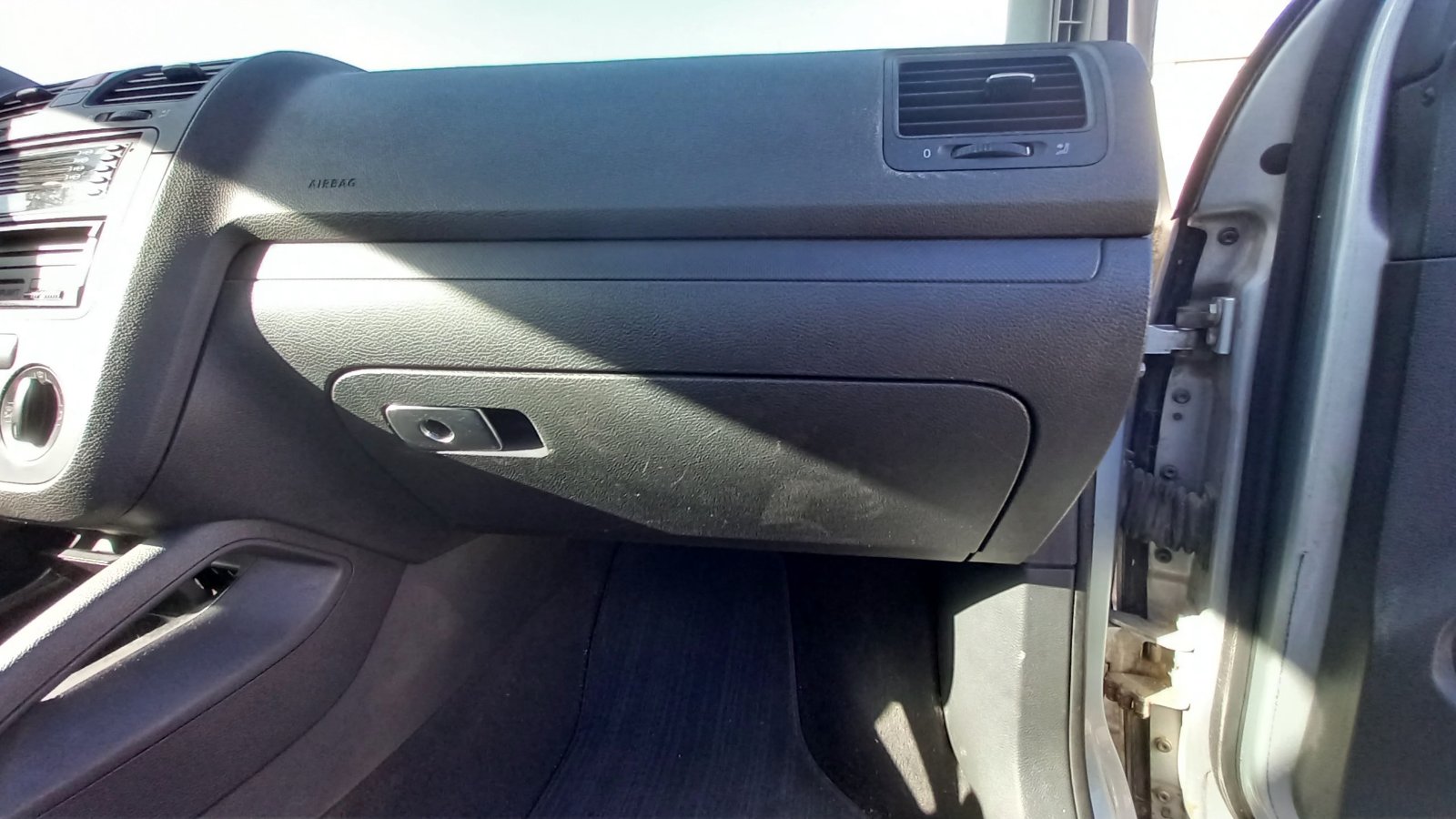 Ντουλαπάκι VW Golf 5 ’05 Προσφορά