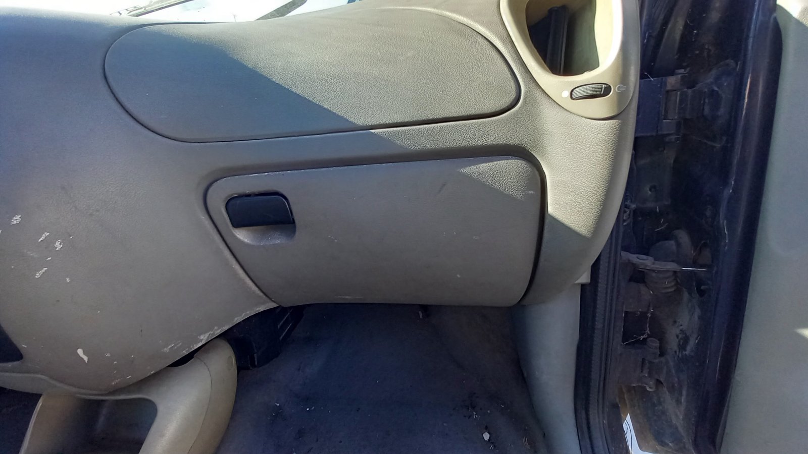 Ντουλαπάκι Ford Fiesta ’97 Προσφορά