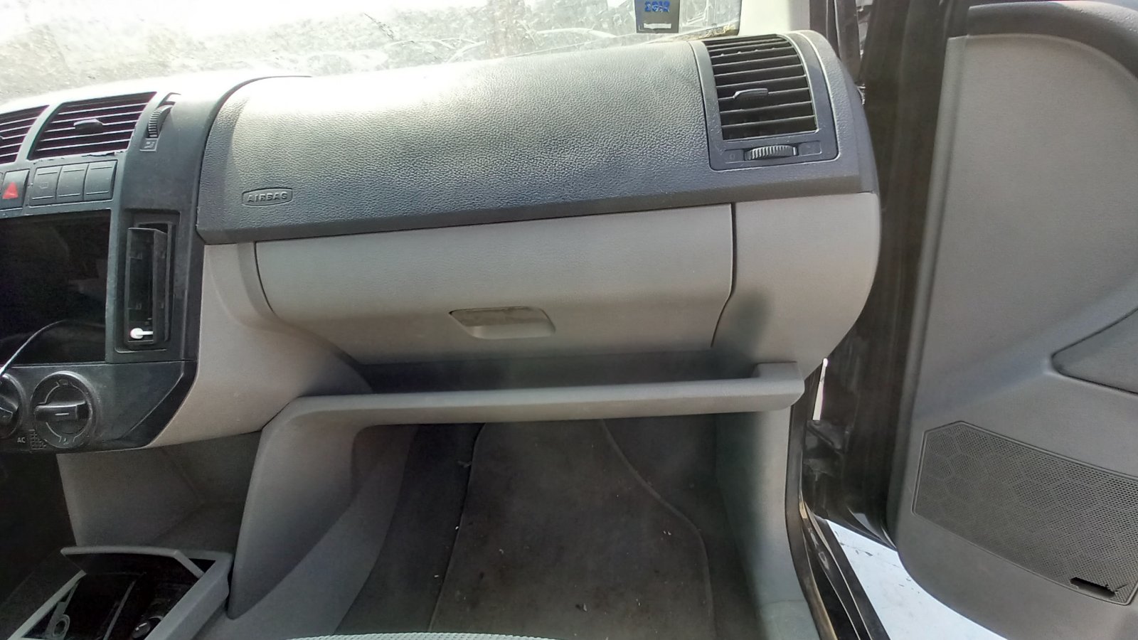 Ντουλαπάκι VW Polo ’06 Προσφορά