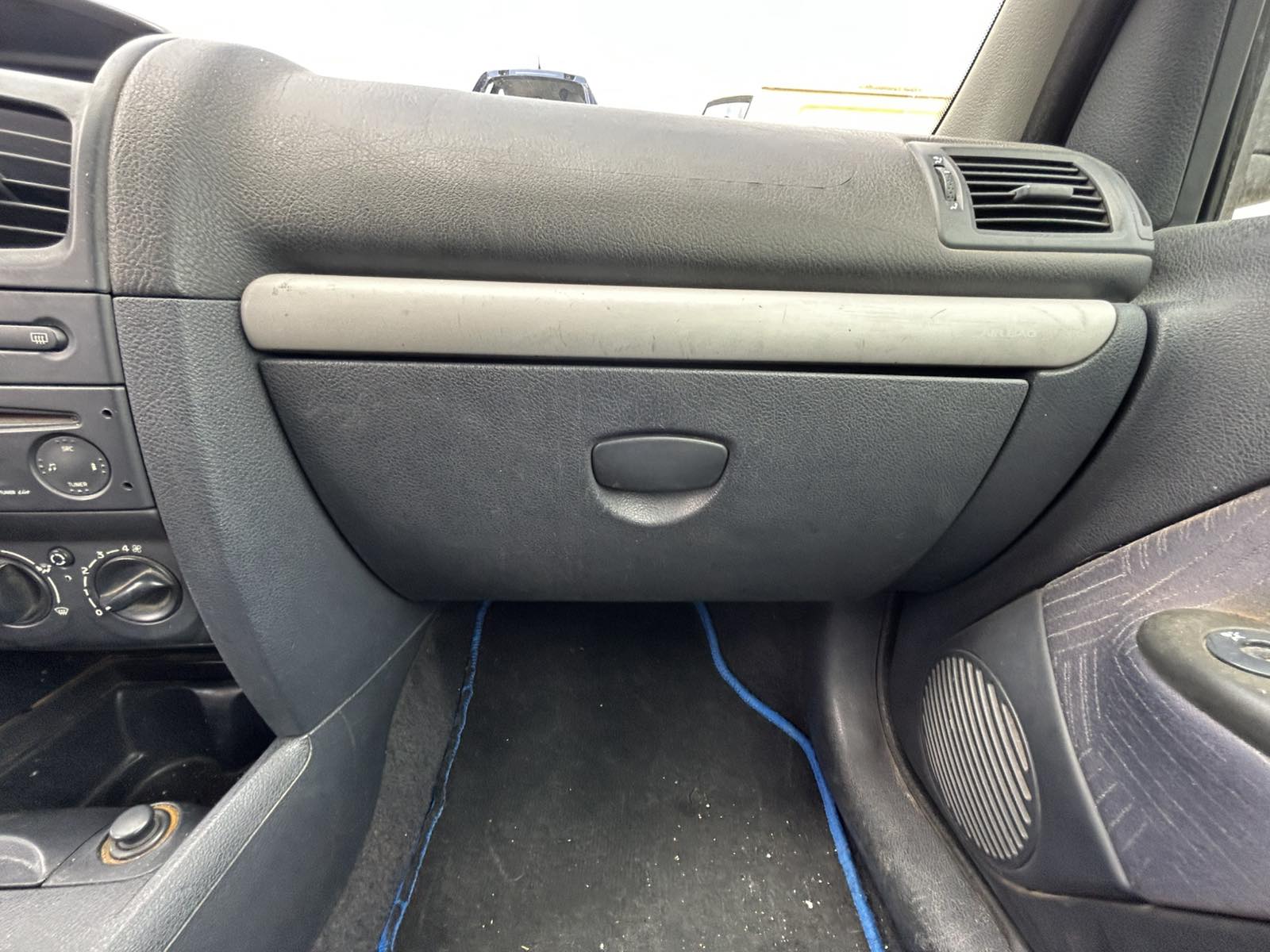 Ντουλαπάκι Renault Clio ’03 Προσφορά
