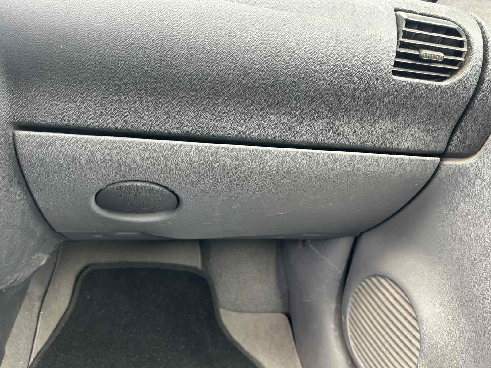 Ντουλαπάκι Opel Corsa ΄02 Προσφορά