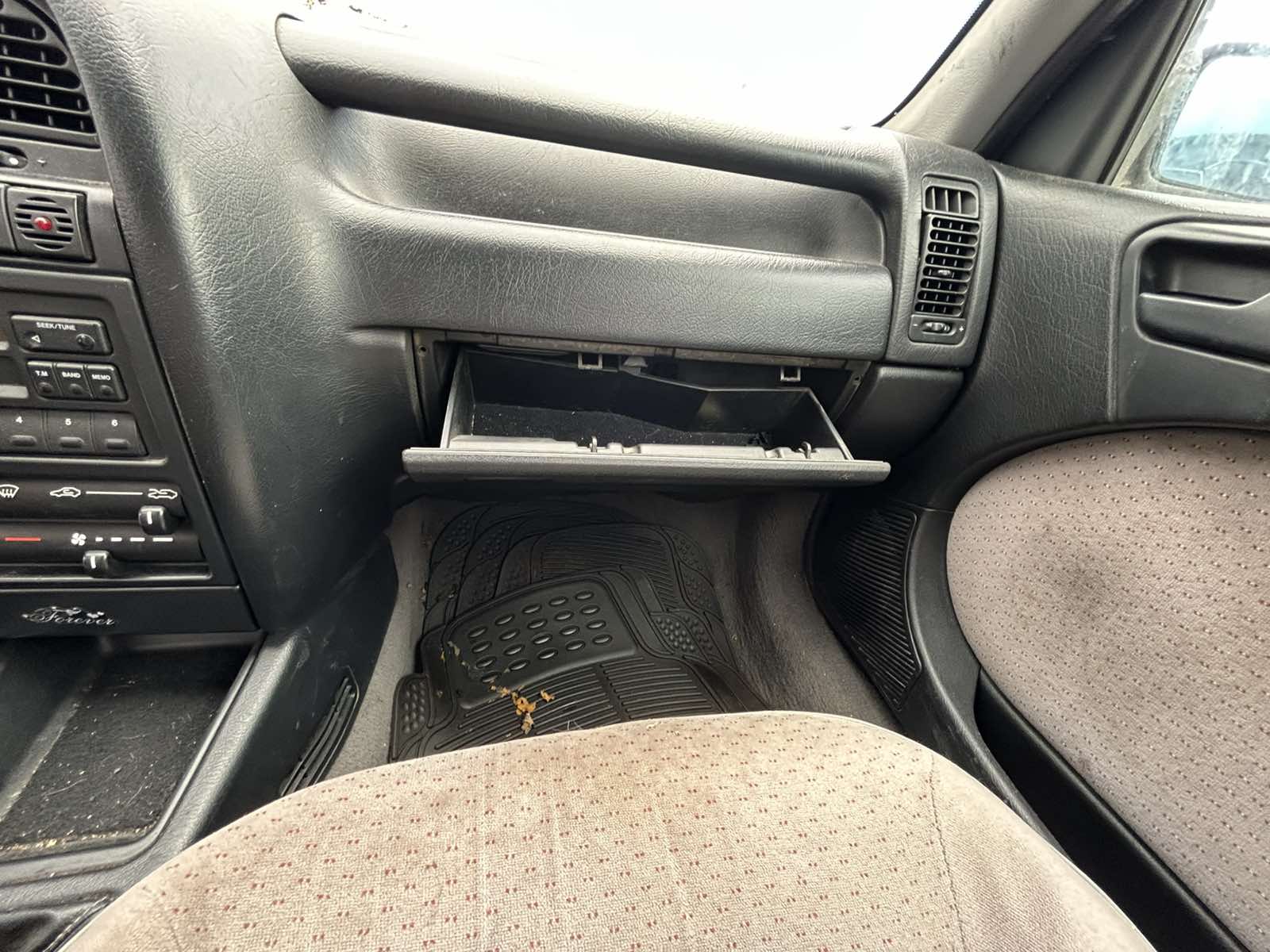 Ντουλαπάκι Συνοδηγού Citroen Xantia ’93