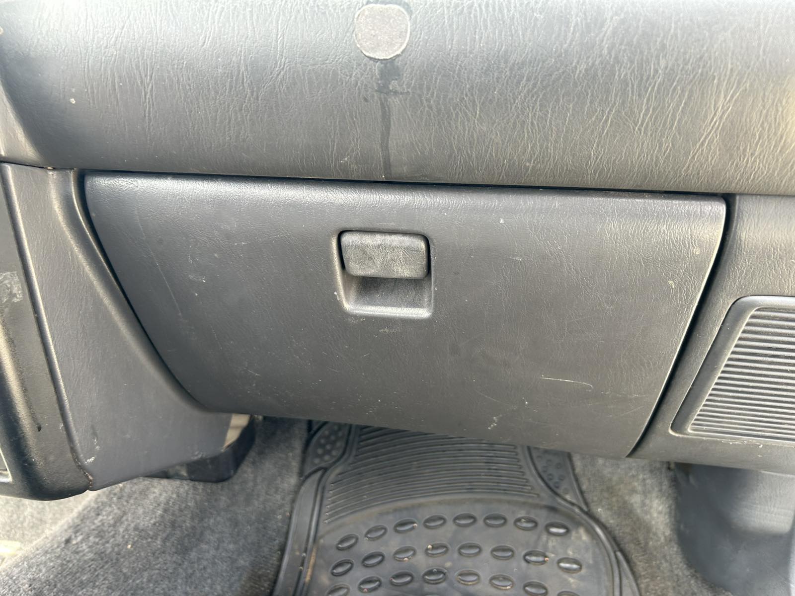 Ντουλαπάκι Συνοδηγού Toyota Starlet ’95