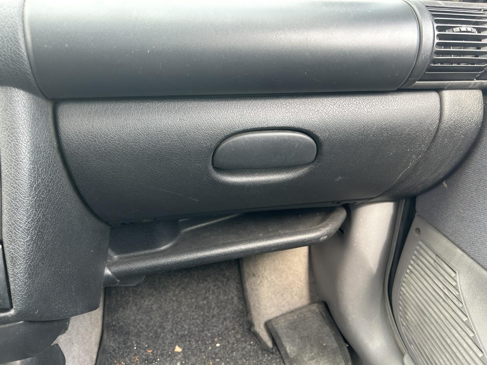 Ντουλαπάκι Συνοδηγού Opel Corsa B ’98