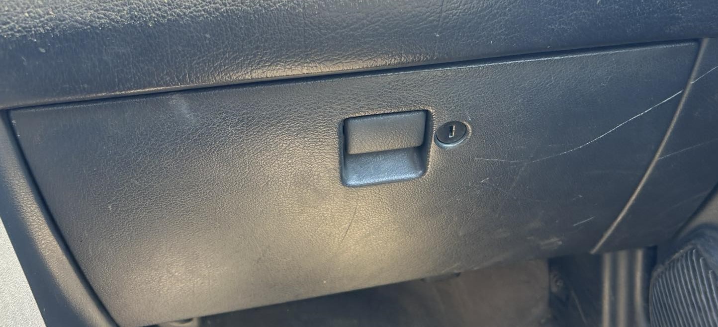 Ντουλαπάκι Συνοδηγού Nissan Sunny ’94