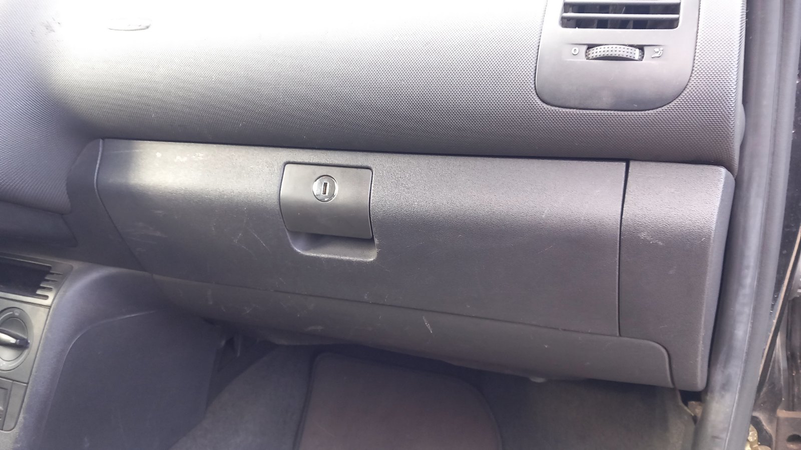 Ντουλαπάκι Συνοδηγού VW Polo ’00
