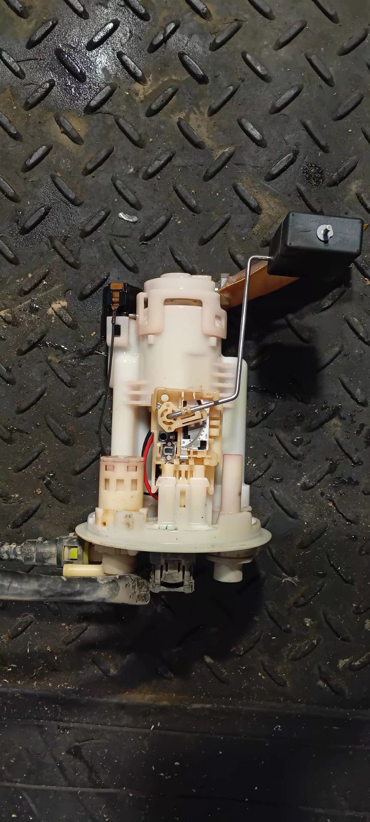 Αντλία Βενζίνης ( 1510068KB0 ) Suzuki Alto ‘12