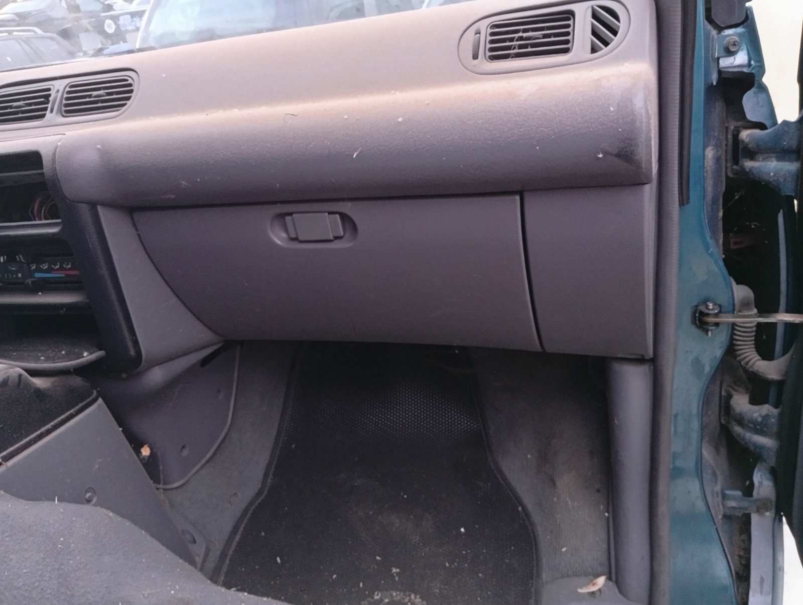 Ντουλαπάκι Nissan Serena ’94